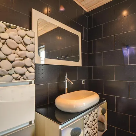 3 Bedroom Amazing In Ebeltoft Holiday home Oksenmolle